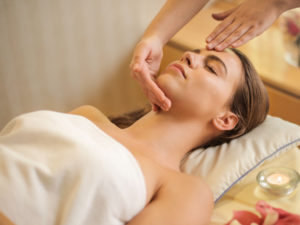 Les Soins Zen_massage-visage-appuye_soins-du-visage